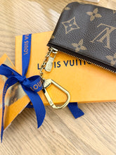 Load image into Gallery viewer, LOUIS VUITTON 2022 Monogram Cles Chain Key Pouch