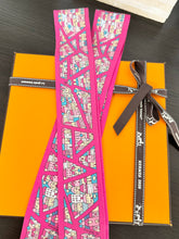 Load image into Gallery viewer, HERMES Rive Droite Rive Gauche Silk Twilly Bandeau Set - Rose
