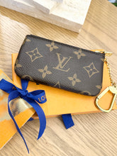 Load image into Gallery viewer, LOUIS VUITTON 2022 Monogram Cles Chain Key Pouch