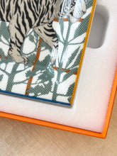 Load image into Gallery viewer, HERMES Tigre Altai Porcelain Change Tray / Marine / Vert Menth
