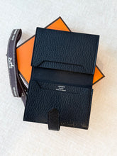 Load image into Gallery viewer, HERMES 2023 Bearn Card Holder in Noir / Epsom Leather