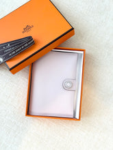Load image into Gallery viewer, HERMES 2024 R.M.S Passport Holder - Mauve Pale / Evercolor