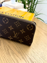 Load image into Gallery viewer, LOUIS VUITTON Clémence Monogram Zippy Wallet in Fuchsia