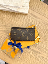 Load image into Gallery viewer, LOUIS VUITTON 2022 Monogram Cles Chain Key Pouch