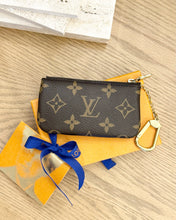 Load image into Gallery viewer, LOUIS VUITTON 2022 Monogram Cles Chain Key Pouch