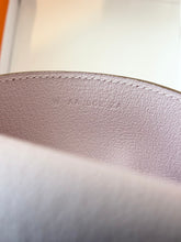 Load image into Gallery viewer, HERMES 2024 R.M.S Passport Holder - Mauve Pale / Evercolor