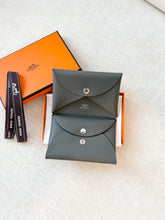 Load image into Gallery viewer, HERMES 2024 Calvi Duo Compact Card Holder in Gris Meyer / Evercolor
