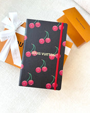 Load image into Gallery viewer, π LOUIS VUITTON 2025 LV x TM Takashi Murakami Cherry  Jane Notebook MM