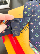 Load image into Gallery viewer, ▪️SOLD▪️LOUIS VUITTON 2022 Monogram LV Garden Silk Bandeau - Blue