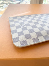 Load image into Gallery viewer, Louis Vuitton 2021 Neverfull GM Damier Azur Pochette Wristlet Pouch In Rose Ballerine