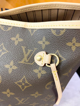 Load image into Gallery viewer, LOUIS VUITTON 2022 Neverfull GM Monogram Tote Bag In Beige