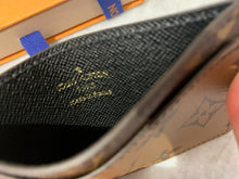 Load image into Gallery viewer, LOUIS VUITTON 2021 Monogram Reverse Canvas Card Holder