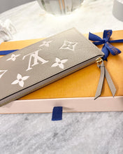 Load image into Gallery viewer, LOUIS VUITTON Empriente Leather Zippy Coin Holder In Dove/Cream