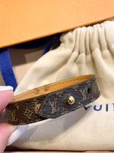 Load image into Gallery viewer, LOUIS VUITTON Monogram Essential V Bracelet Size 15