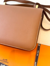 Load image into Gallery viewer, ✨TIMELESS✨Hermès Constance 24 Gold / Evercolor / Gold Hardware
