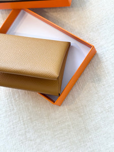 HERMES 2023 Calvi Duo Epsom Leather Card Holder / Sesame