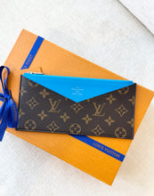 Load image into Gallery viewer, 💙 NEW!! LOUIS VUITTON 2025 Monogram Zippy Coin Purse / Gaston Blue

