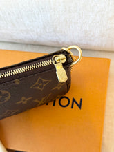 Load image into Gallery viewer, LOUIS VUITTON Monogram Canvas Mini Pochette Accessories
