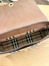 Load image into Gallery viewer, [SOLD]BURBERRY 2024 Vintage Check Note Crossbody Bag in Tan
