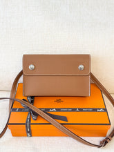 Load image into Gallery viewer, 🤎NEW! Hermès Hermesnap Wallet / Gold / Epsom / Palladium Hardware
