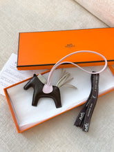 Load image into Gallery viewer, 🐎✨NEW✨2025 Hermes Rodeo PM Charm / Chocolat / Craie / Rose Darling
