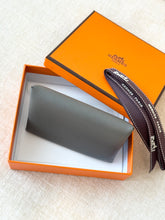 Load image into Gallery viewer, Hermes Evercolor Calfskin Calvi Card Holder / Gris Meyer / 2022
