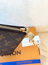 Load image into Gallery viewer, 🤎NEW!! LOUIS VUITTON 2025 Monogram Cles Chain Key Pouch M
