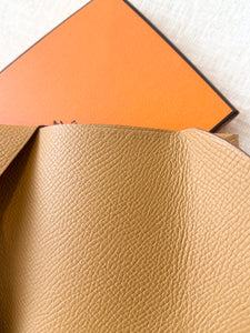 HERMES 2023 Calvi Duo Epsom Leather Card Holder / Sesame