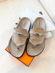 HERMES Empire Kelly Buckle Suede Sandal / Beige / EU (37)