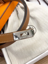 Load image into Gallery viewer, HERMES 2022 Epsom Leather Kelly 18 Belt in Gold
