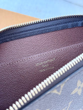Load image into Gallery viewer, 🤎NEW!! LOUIS VUITTON 2025 Monogram Cles Chain Key Pouch M
