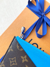 Load image into Gallery viewer, 💙 NEW!! LOUIS VUITTON 2025 Monogram Zippy Coin Purse / Gaston Blue
