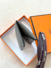Load image into Gallery viewer, Hermes Evercolor Calfskin Calvi Card Holder / Gris Meyer / 2022
