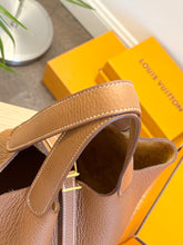 Load image into Gallery viewer, [SOLD] HERMES Taurillon Clemence Picotin Lock 18 PM Bucket Bag in Gold
