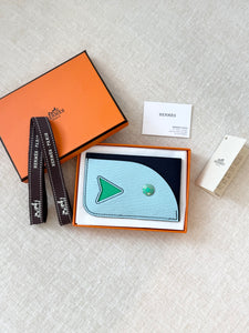 HERMES 2023 “Poisson” Card Holder in
Bleu Navy / Bleu Zéphyr / Vert Comics