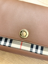 Load image into Gallery viewer, [SOLD]BURBERRY 2024 Vintage Check Note Crossbody Bag in Tan
