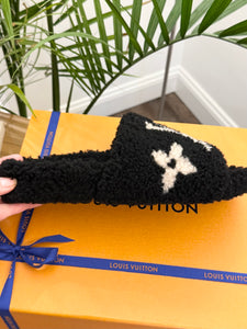LOUIS VUITTON Shearling Bom Dia Flat Mule in Black/White - EU38