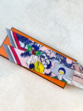 Load image into Gallery viewer, HERMÉS Silk Wow Twilly Bandeau in Gris/Rose/Vert

