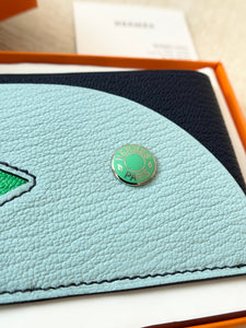 HERMES 2023 “Poisson” Card Holder in
Bleu Navy / Bleu Zéphyr / Vert Comics