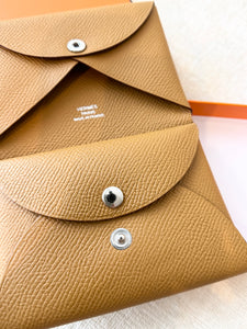 HERMES 2023 Calvi Duo Epsom Leather Card Holder / Sesame