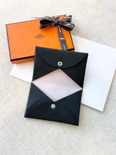 Load image into Gallery viewer, ✨NEW✨2025 Hermes Calvi Verso Card Holder / Bleu Océan / Mauve Pâle
