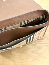 Load image into Gallery viewer, [SOLD]BURBERRY 2024 Vintage Check Note Crossbody Bag in Tan

