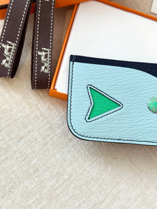 HERMES 2023 “Poisson” Card Holder in
Bleu Navy / Bleu Zéphyr / Vert Comics