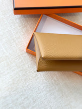 Load image into Gallery viewer, HERMES 2023 Calvi Duo Epsom Leather Card Holder / Sesame
