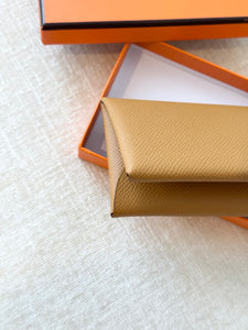 HERMES 2023 Calvi Duo Epsom Leather Card Holder / Sesame