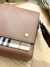 Load image into Gallery viewer, [SOLD]BURBERRY 2024 Vintage Check Note Crossbody Bag in Tan
