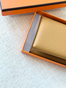 HERMES 2023 Calvi Duo Epsom Leather Card Holder / Sesame
