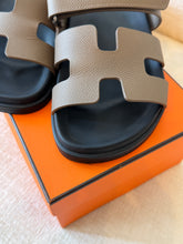 Load image into Gallery viewer, Hermes Women’s Epsom Calfskin Chypre Sandals / Étoupe / (EU)39
