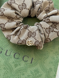 GUCCI Women GG Canvas Scrunchie with Logo Plaque - Brown / OS