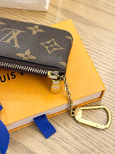 Load image into Gallery viewer, LOUIS VUITTON 2022 Monogram Cles Chain Key Pouch
